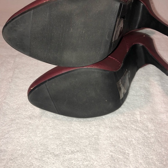 FUN Burgundy High Heeled Boots 👢 - Picture 2 of 3